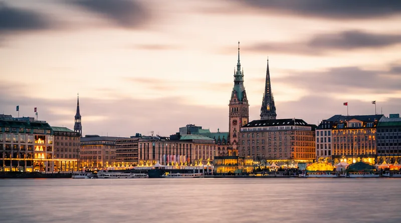 Blick über die Alster auf das Hamburger Rathaus