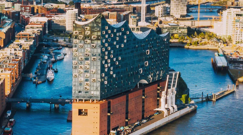 Hamburger Hafen mit Elbphilharmonie