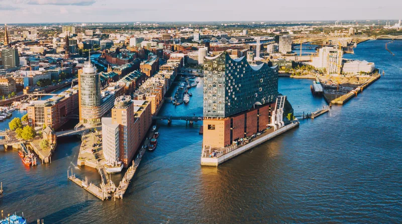 Hamburger Hafen mit Elbphilharmonie