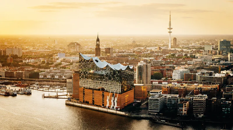 Hamburger Hafen mit Elbphilharmonie